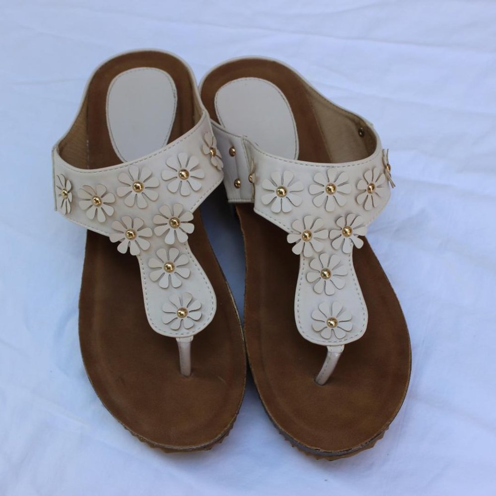 WOMENS THONG WEDGE SANDALS SIZE 11M WHITE LEATHER DAISY FLOWERS CUSHIONED ARCH